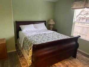 Un pat sau paturi într-o cameră la Pomona