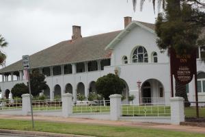 um edifício branco com um sinal em frente em Hydro Hotel em Leeton