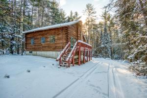 Cabaña de madera en la nieve con escalera de madera en Family-Focused & Pet-Friendly Log Cabin with 4BR 2BA Sleeps 10, en Bethlehem