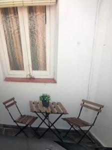 two chairs and a table in front of a window at Sebastian Elcano, apartamento para 2 con terraza, metro Embajadores in Madrid