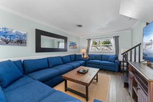 een woonkamer met een blauwe bank en een tafel bij Tiki Blue in Cocoa Beach