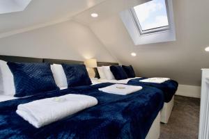 a bedroom with two beds with towels on them at Dane Duplex Studio Nine – Stylish Coventry Retreat in Coventry