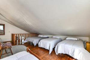 Pokój z 3 łóżkami na poddaszu w obiekcie Cozy Mount Union Cabin with Fire Pit and River Access 