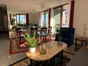 Winery Home Apartment في سانتياغو: غرفة معيشة بها طاولة وكراسي