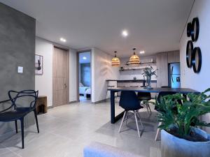 cocina y sala de estar con mesa y sillas en Parallelo Loft Salento P4, en Salento
