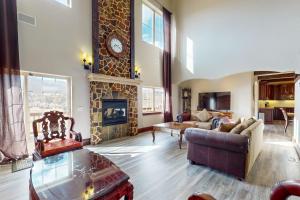 uma sala de estar com um sofá e uma lareira em Black Bear Lodge em Eagle