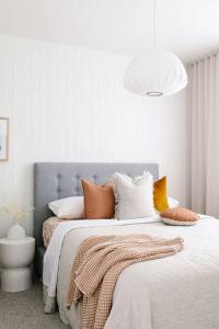 um quarto com uma cama com almofadas em Good Soul Cottage em Invermay