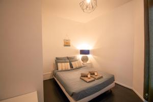 um quarto com uma cama com duas toalhas em 2 pièces cocooning (5' RER D Maisons-Alfort) em Alfortville
