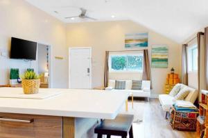 Fotografie z fotogalerie ubytování Palms Luxe- 1 BLOCK FROM BEACH ON CENTER ST v destinaci Folly Beach