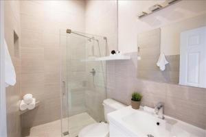 Fotografie z fotogalerie ubytování Palms Luxe- 1 BLOCK FROM BEACH ON CENTER ST v destinaci Folly Beach + 12 fotografií