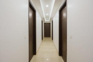 um corredor com paredes em preto e branco e um longo corredor em Super Townhouse 1291 Akshay Hotel em Gurgaon