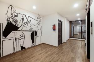 uma sala com um desenho na parede em Super Townhouse 1291 Akshay Hotel em Gurgaon