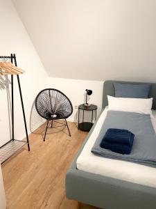 a bedroom with a bed and a chair at #wärmespenden - Naturnahe Unterkunft in der Burgenstadt Schlitz in Schlitz