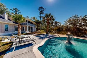 - une piscine avec une fontaine en face d'une maison dans l'établissement Willowbrook Estate, 