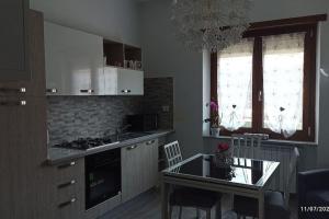 une cuisine avec une table et une salle à manger dans l'établissement Turin Little House, à Turin