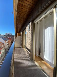 - Balcón de un edificio con vistas a la ciudad en Boutique Valbuena by ARoom - Centro con plaza de garaje, en León