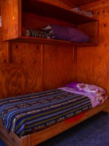 Tempat tidur susun dalam kamar di El Colibrí - Quebrada de la Luna.