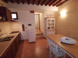 uma cozinha com um lavatório e uma bancada em Casa degli Angeli em Torrita di Siena