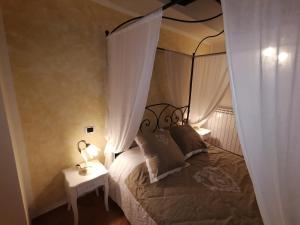um quarto com uma cama de dossel e 2 almofadas em Casa degli Angeli em Torrita di Siena