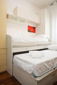 um quarto com 2 beliches num quarto em Modena Visit Apartment em Modena