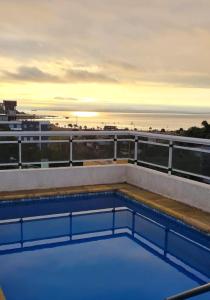 een zwembad op een balkon met uitzicht op het strand bij YSYRY PISO 4, BONITO Y MODERNO DEPTO. EN BARRIO VILLA SARITA in Posadas