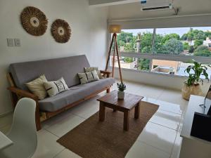 a living room with a couch and a table at YSYRY PISO 4, BONITO Y MODERNO DEPTO. EN BARRIO VILLA SARITA in Posadas