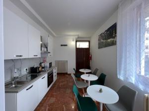 - une cuisine avec deux tables et des chaises dans une pièce dans l'établissement CASA RODELLA San Sisto Perugia, à Pérouse