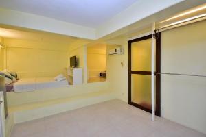 Zimmer mit einem Bett und einem Kühlschrank in der Unterkunft Babosam Apartments in Boracay