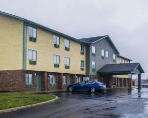 a blue car parked in front of a building at Quality Inn Streetsboro - Kent in Streetsboro