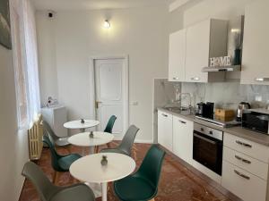 - une cuisine avec deux tables et des chaises dans une pièce dans l'établissement CASA RODELLA San Sisto Perugia, à Pérouse