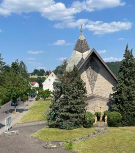 a church with a steeple on the side of a street at #wärmespenden - Naturnahe Unterkunft in der Burgenstadt Schlitz in Schlitz