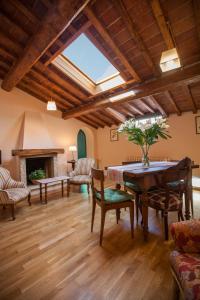 ein Wohnzimmer mit einem Tisch, Stühlen und einem Kamin in der Unterkunft Appartamento Montebello in Florenz