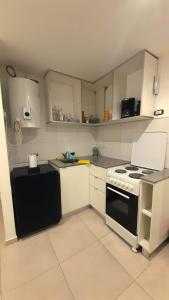 Imagine Depto في لا بلاتا: مطبخ بخزائن بيضاء وفرن موقد