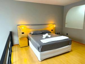 um quarto com uma cama com duas toalhas em 601 - Saint Sebastian Flat em Jaraguá do Sul