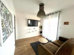 ein Wohnzimmer mit einem Sofa und einem Tisch in der Unterkunft *Chez Anissou 2* in Colomiers