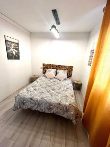 ein Schlafzimmer mit einem Bett mit zwei Kissen darauf in der Unterkunft *Chez Anissou 2* in Colomiers