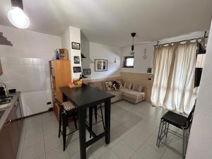 cocina y sala de estar con mesa y sillas en *St. Bart*, en Aprica