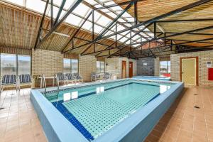 a large swimming pool in a building at Comfort Inn The Lakes in Mount Gambier