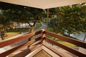uma varanda com vista para uma estrada e árvores em Flat Amplo e Confortável à Beira Mar em Jatiúca! em Maceió