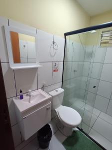 y baño con aseo, lavabo y ducha. en Chalé da Ana- com cozinha a 80 metros do Rio Preguiça en Barreirinhas