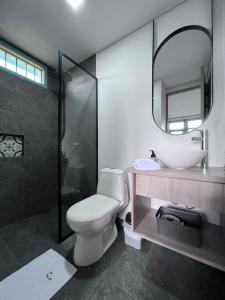 W łazience znajduje się toaleta, umywalka i lustro. w obiekcie Parallelo Loft Salento P4 w mieście Salento