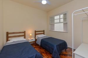- une chambre avec 2 lits et une fenêtre dans l'établissement Na Cidade Baixa, perto de tudo - UFRGS, Santa Casa, Parques, Orla, à Porto Alegre