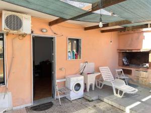 ein Haus mit einer Waschmaschine und einer Waschmaschine auf einer Terrasse in der Unterkunft Marina di San Lorenzo Guest House in Marina di San Lorenzo