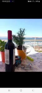 una bottiglia di vino e un bicchiere su un tavolo di Casa Esther La Plata 1538 a Melchor Romero