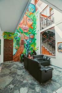 uma sala de estar com um grande mural na parede em Hostal Pura Vida la 70 em Medellín