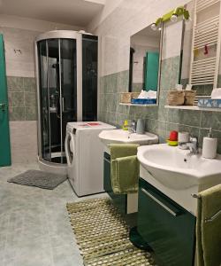 łazienka z 2 umywalkami i pralką w obiekcie B&B Villa Emilia Milano w Mediolanie