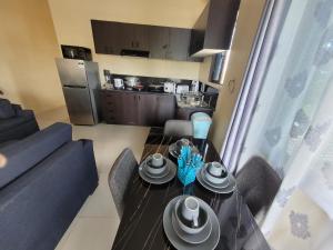 sala de estar con mesa de comedor y cocina en Singhs elite apartment en Nadi