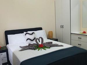 sypialnia z łóżkiem z dwoma łabędziami w obiekcie Singhs elite apartment w mieście Nadi