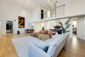 Area tempat duduk di 3BDR Extremely rare luxury loft maisonette