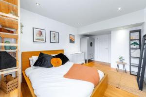Tempat tidur dalam kamar di 3BDR Extremely rare luxury loft maisonette